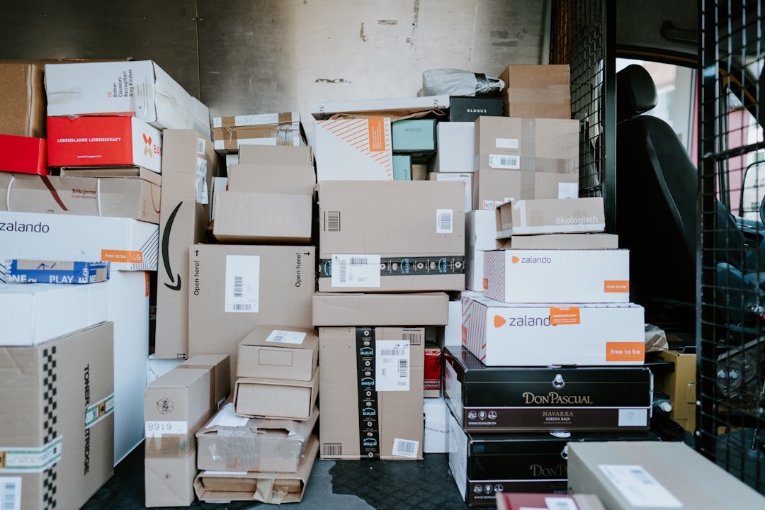 cardboard-shipping-boxes-in-delivery-van-q8kr-ie6wni